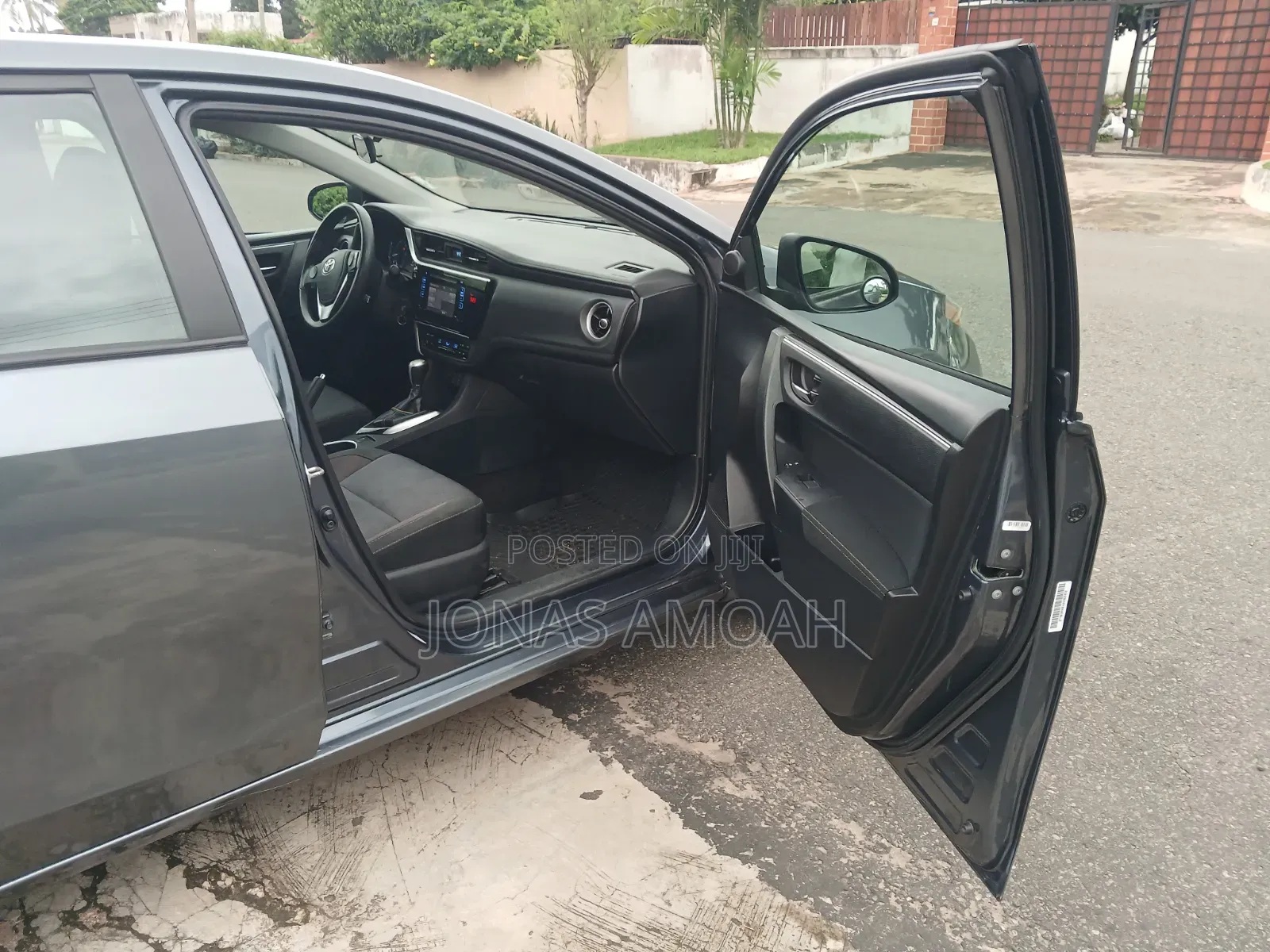 Toyota Corolla LE (1.8L 4cyl 2A) 2018 Gray