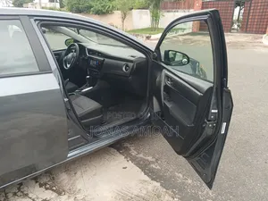Toyota Corolla LE (1.8L 4cyl 2A) 2018 Gray