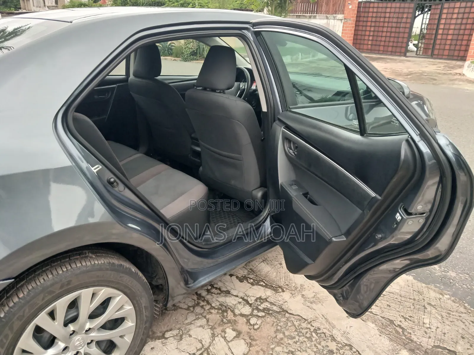 Toyota Corolla LE (1.8L 4cyl 2A) 2018 Gray