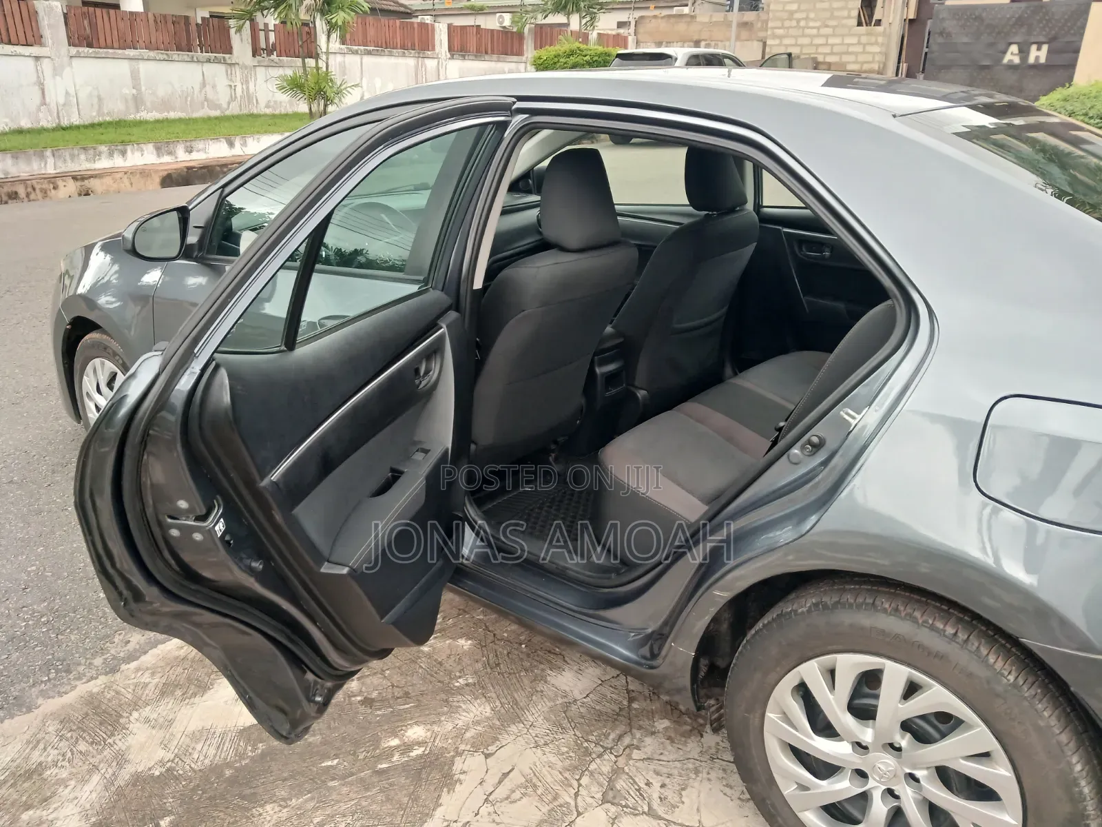 Toyota Corolla LE (1.8L 4cyl 2A) 2018 Gray