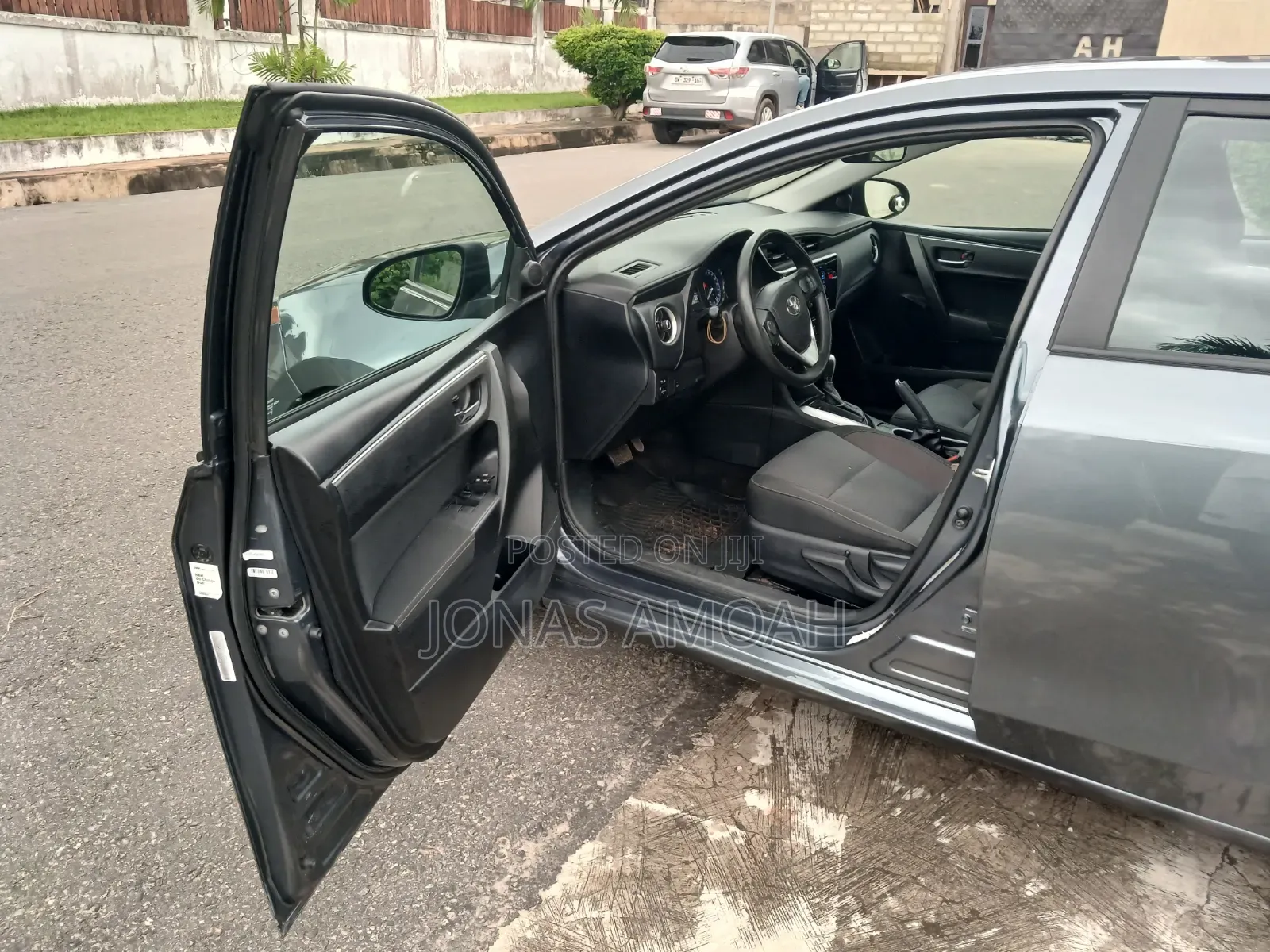 Toyota Corolla LE (1.8L 4cyl 2A) 2018 Gray