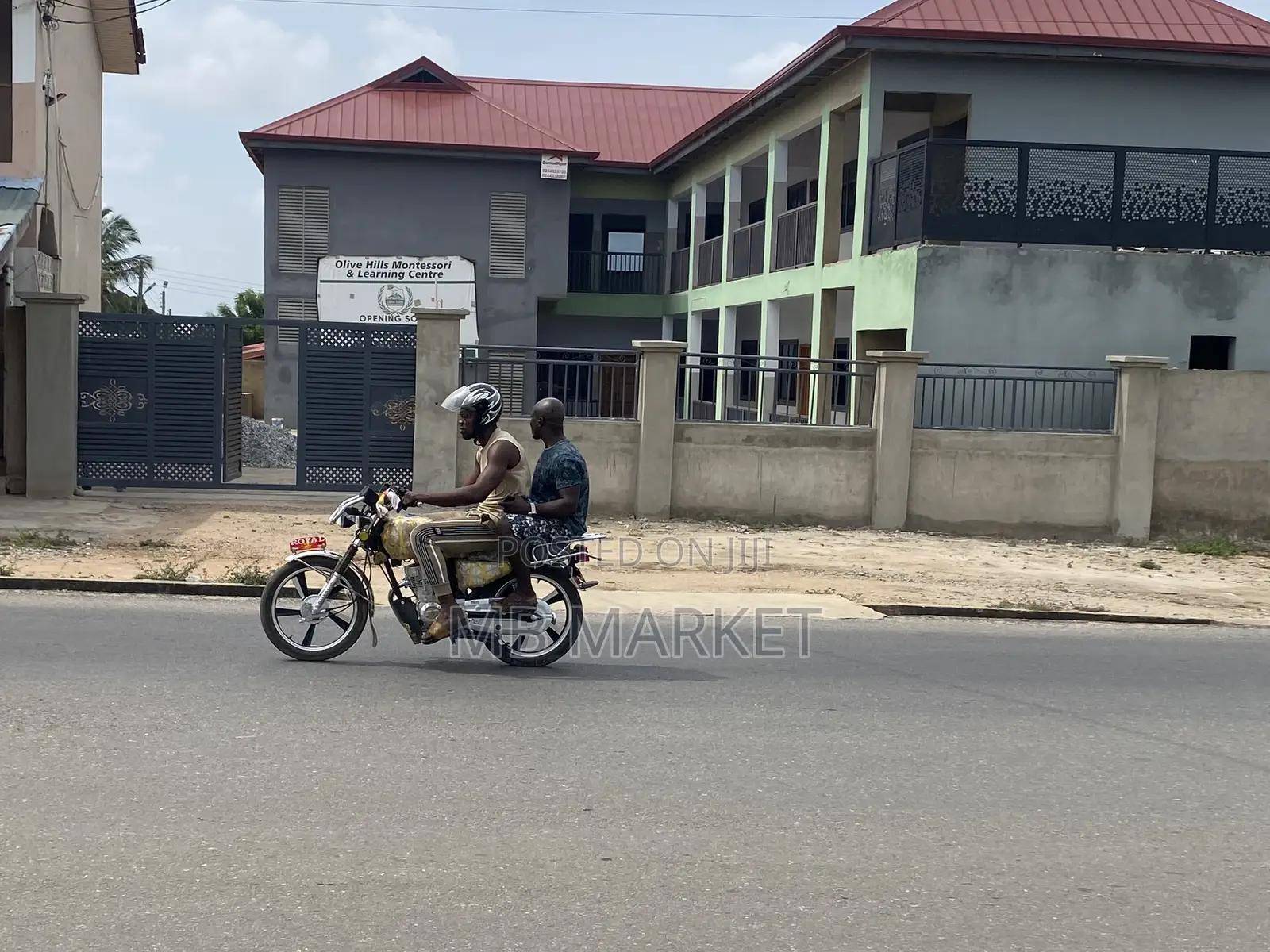 Storey Building With 16 Spacious Rooms for Sale