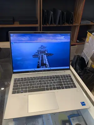Laptop HP EliteBook 860 G10 16GB Intel Core i5 SSD 512GB