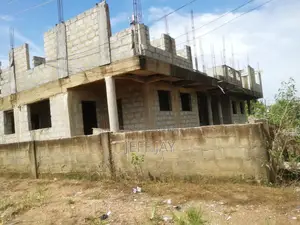 8bdrm Apartment in Kasoa for sale
