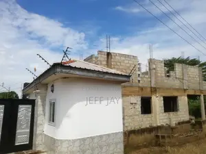 8bdrm Apartment in Kasoa for sale