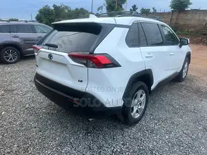Toyota RAV4 2021 White