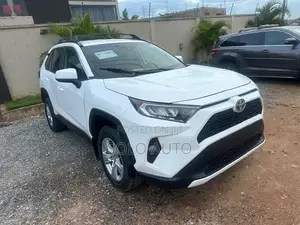Toyota RAV4 2021 White