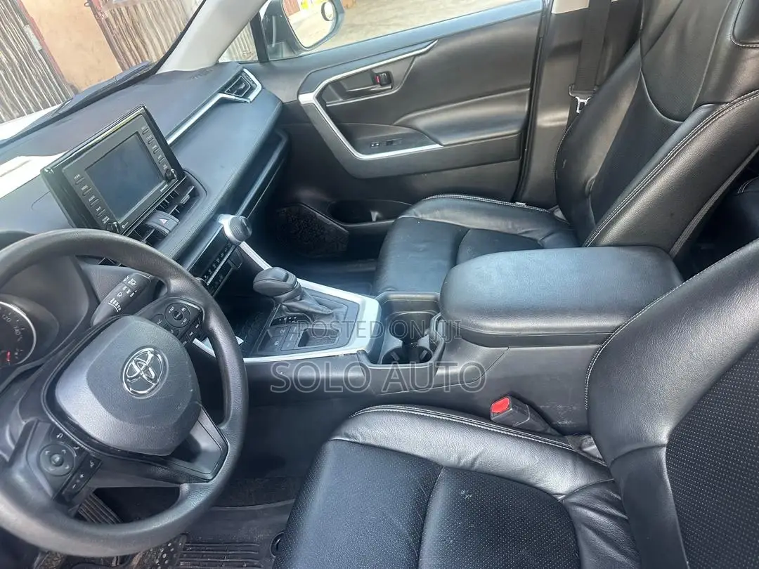 Toyota RAV4 2021 White