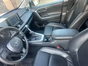 Toyota RAV4 2021 White