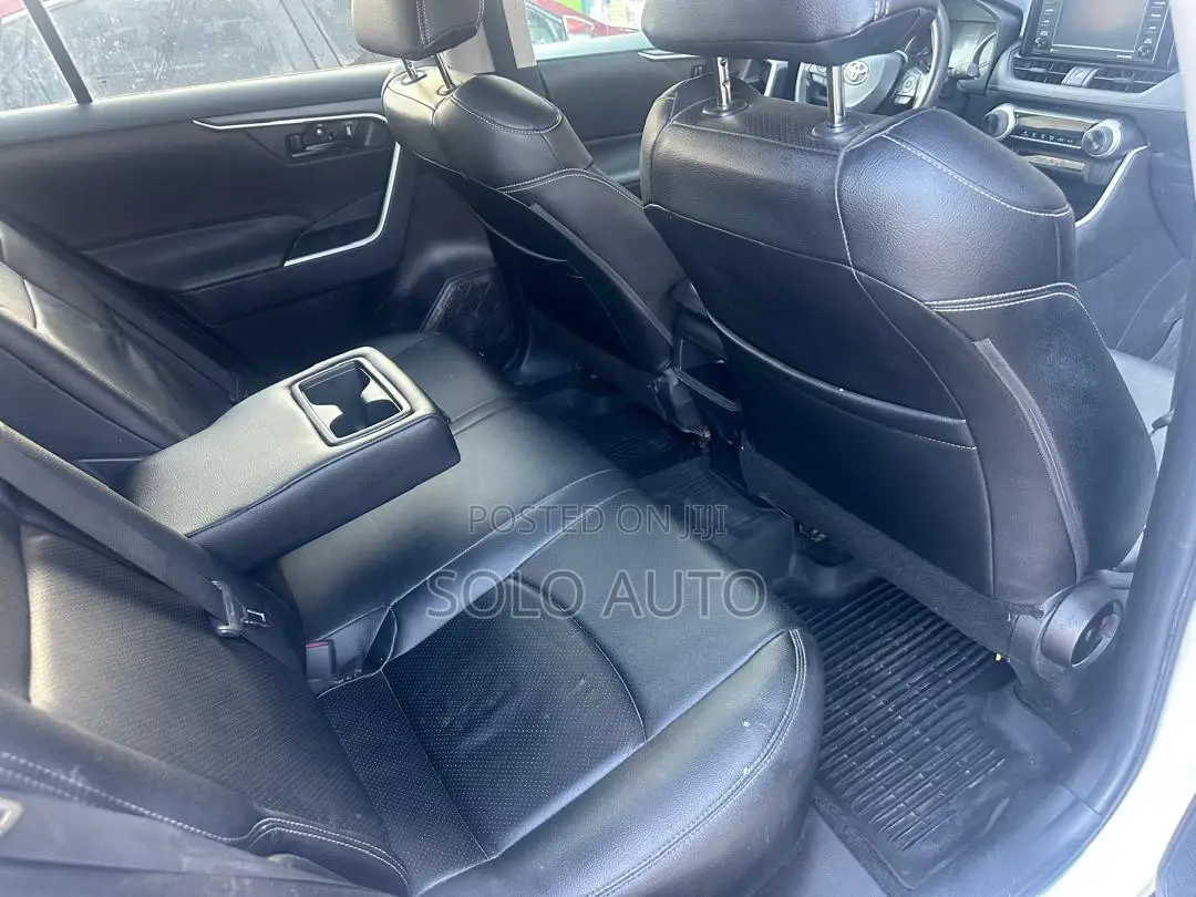 Toyota RAV4 2021 White