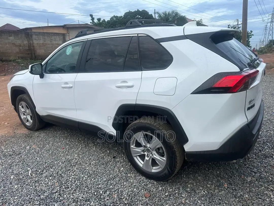 Toyota RAV4 2021 White