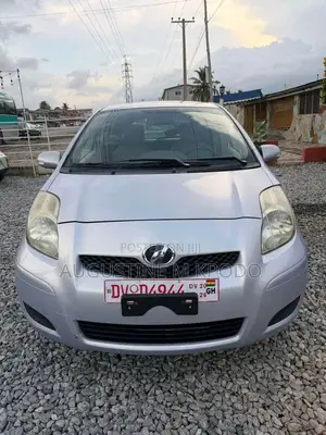 Toyota Vitz 2010 Silver