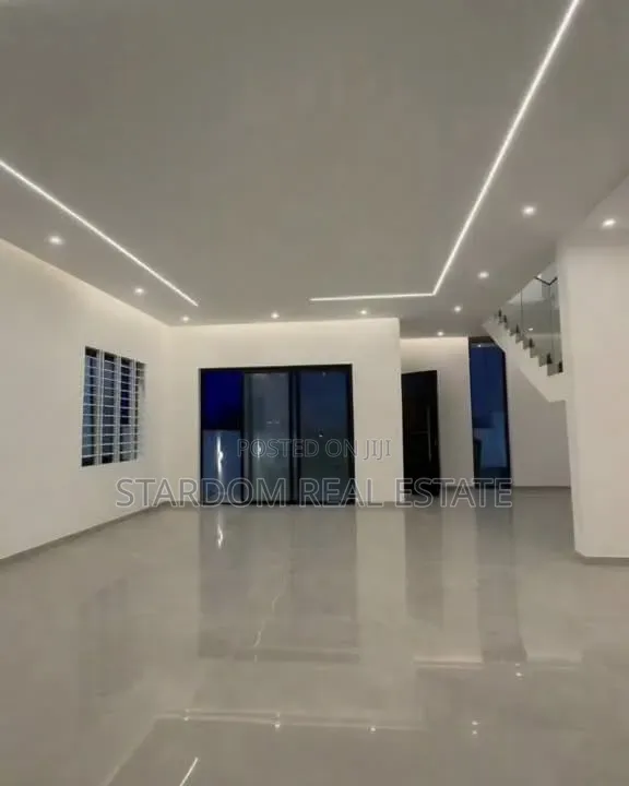 4bdrm Duplex in Sakumono for sale