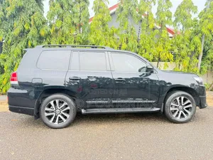 ​Premium Toyota V8 for Rent | Perfect for Vips Corporate Events