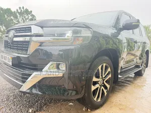 ​Premium Toyota V8 for Rent | Perfect for Vips Corporate Events