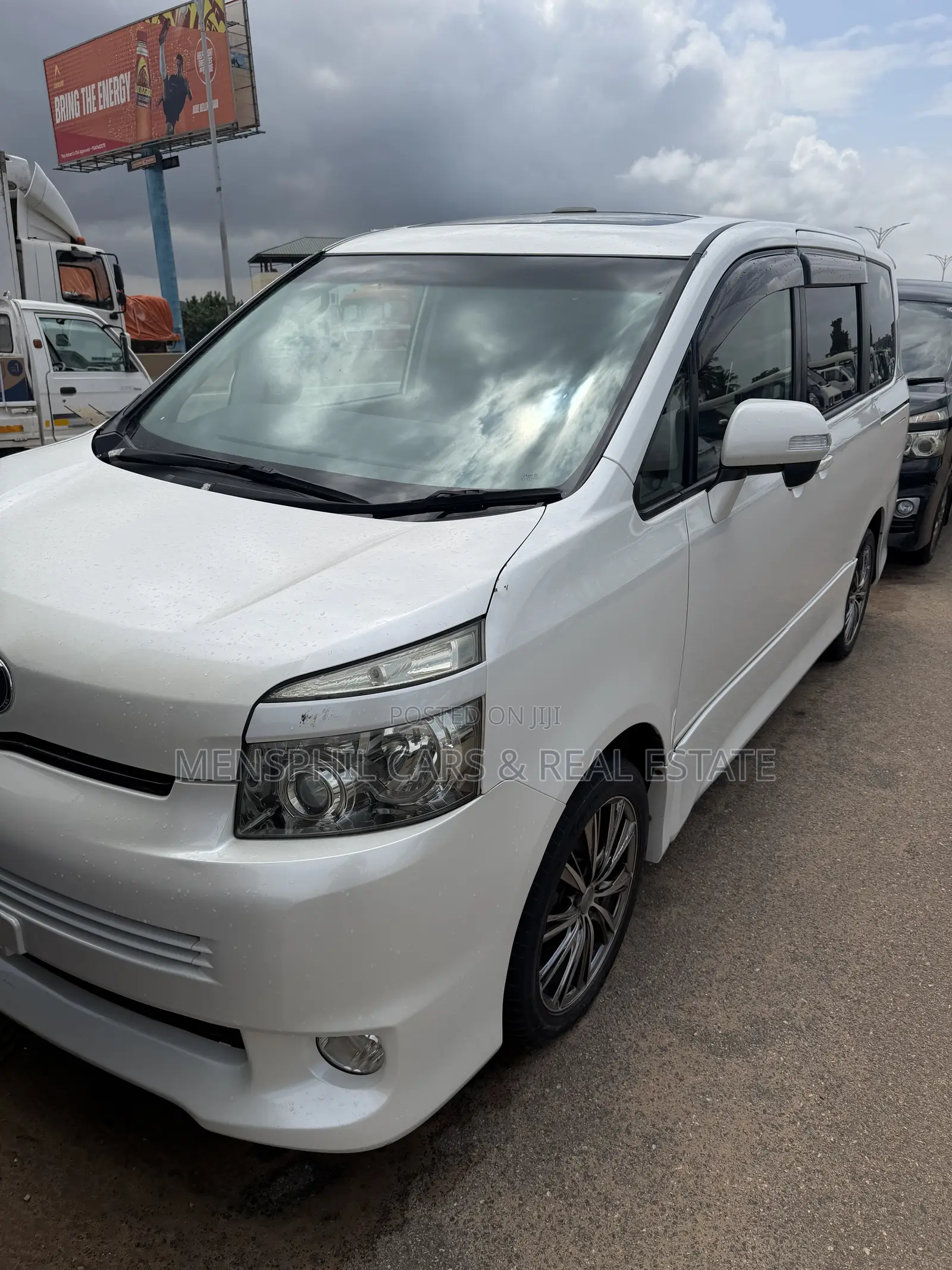 Toyota Voxy 2011 White