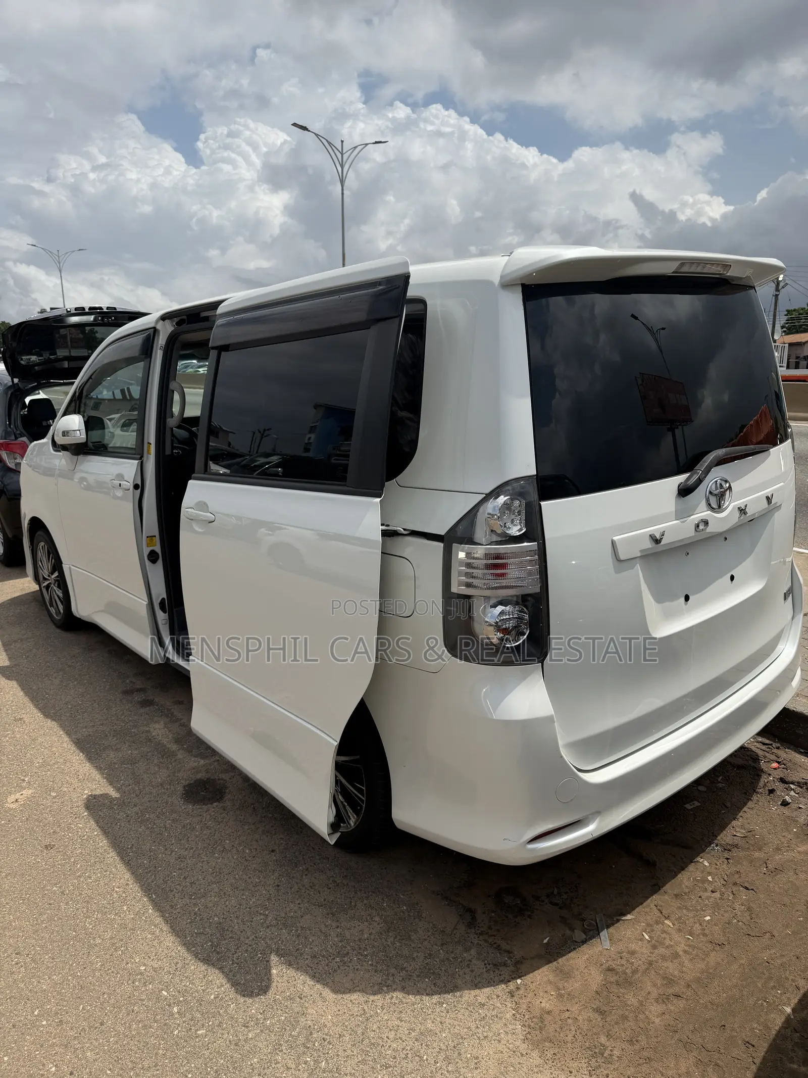 Toyota Voxy 2011 White