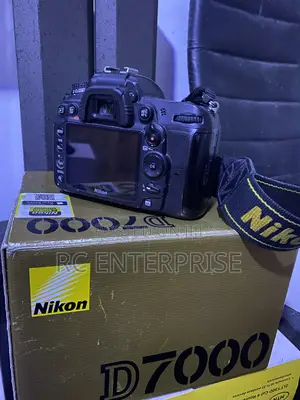 Nikon D7000 With the Lens