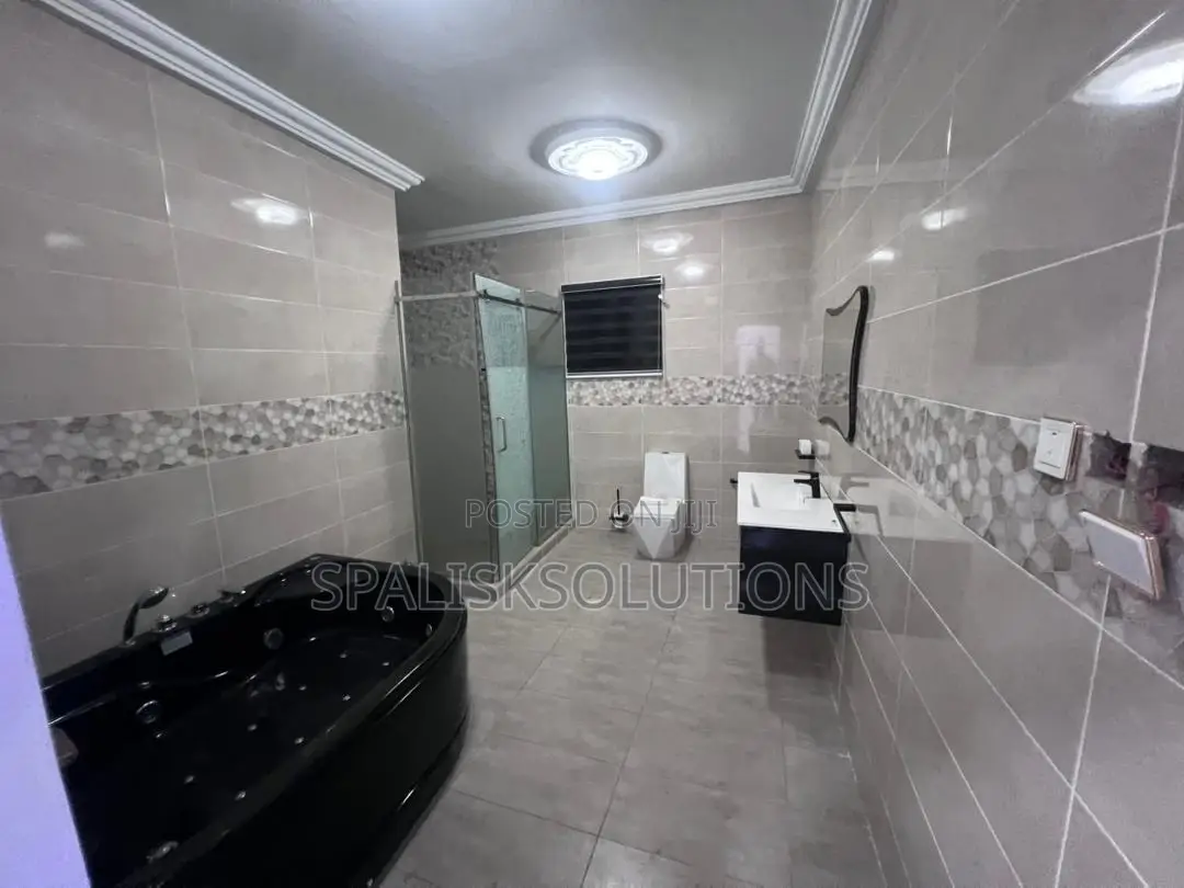 Furnished 8bdrm House in Kasoa for sale
