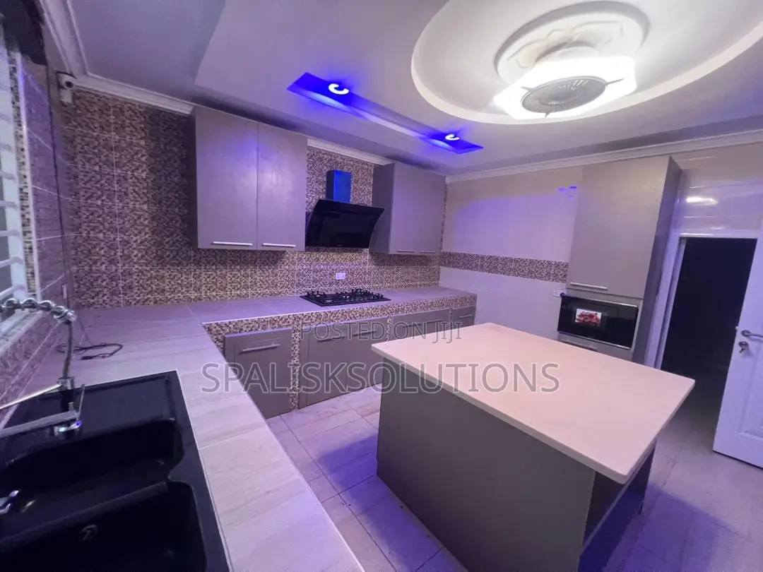 Furnished 8bdrm House in Kasoa for sale