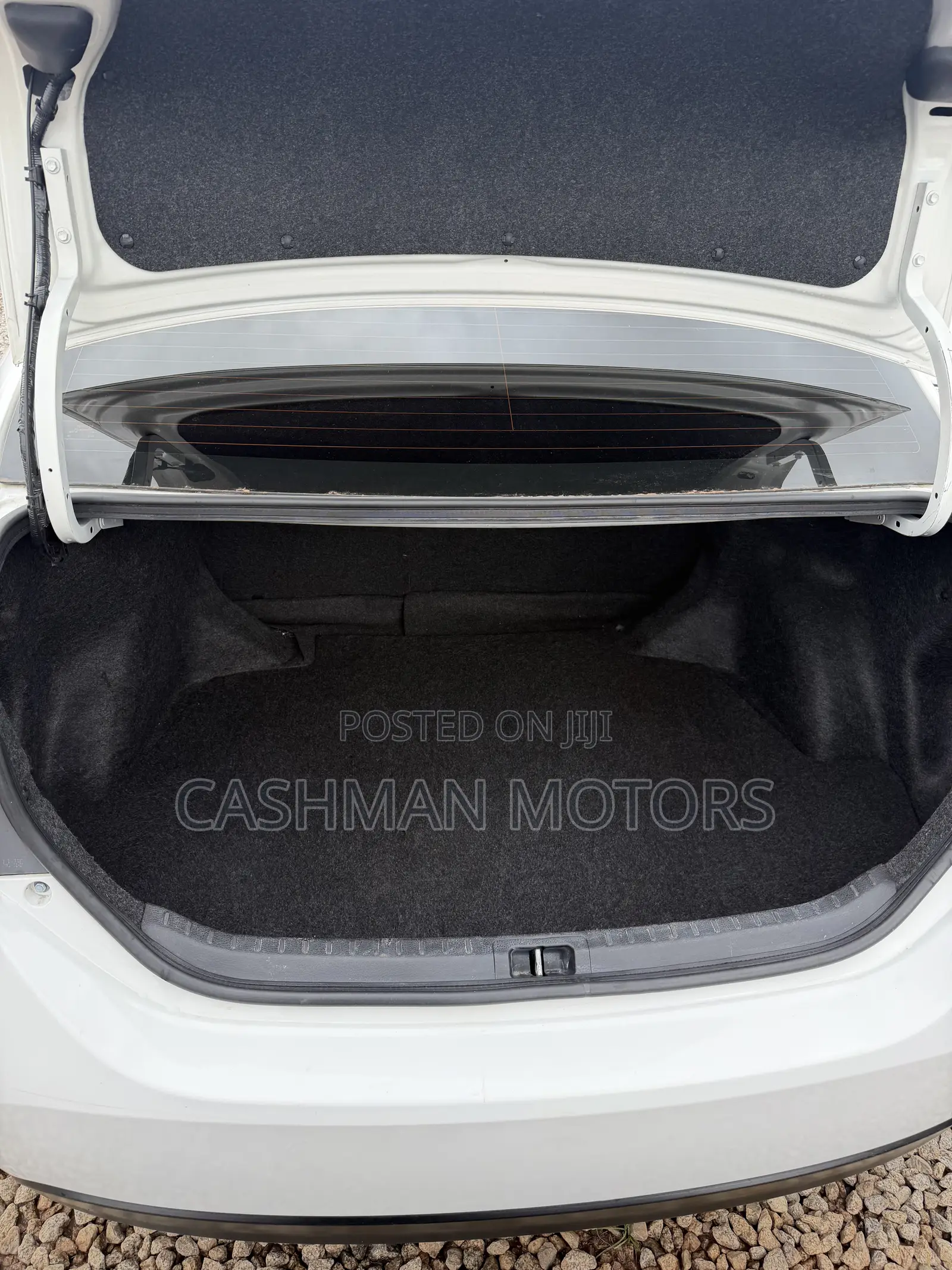 Toyota Corolla LE (1.8L 4cyl 2A) 2018 White