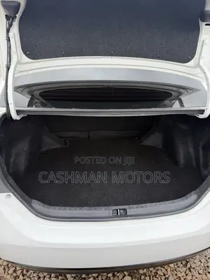 Toyota Corolla LE (1.8L 4cyl 2A) 2018 White