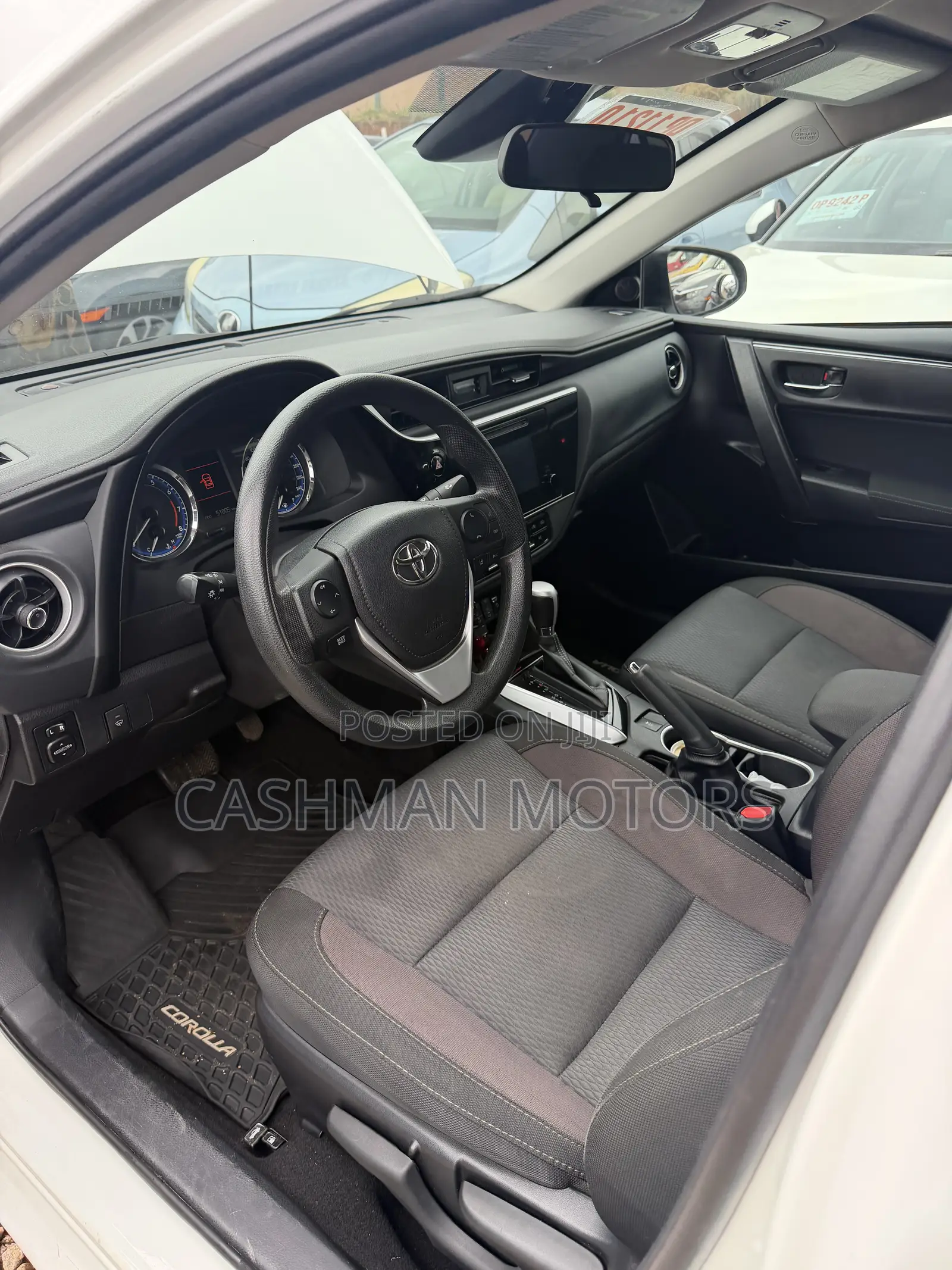 Toyota Corolla LE (1.8L 4cyl 2A) 2018 White