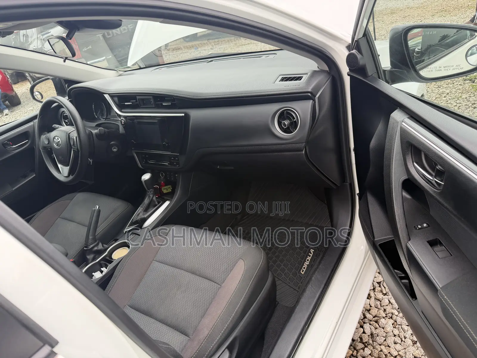 Toyota Corolla LE (1.8L 4cyl 2A) 2018 White