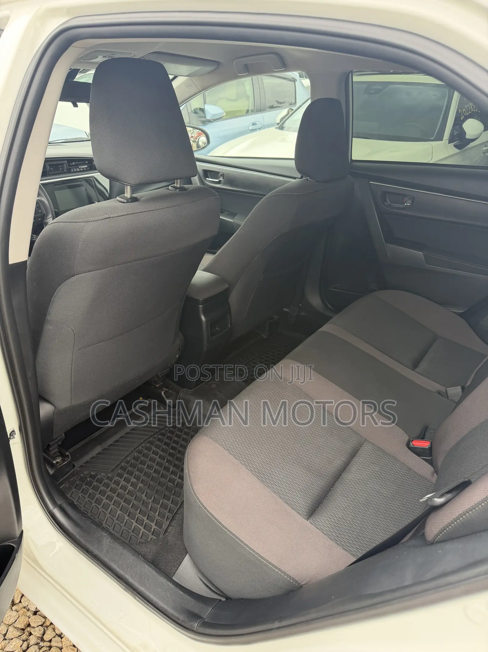Toyota Corolla LE (1.8L 4cyl 2A) 2018 White