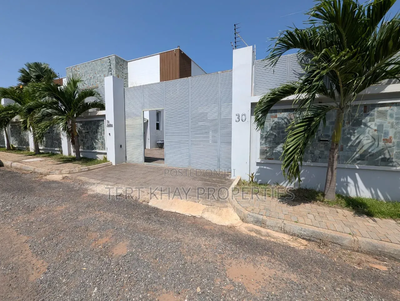 7bdrm Mansion in East Airport, Papaye for sale