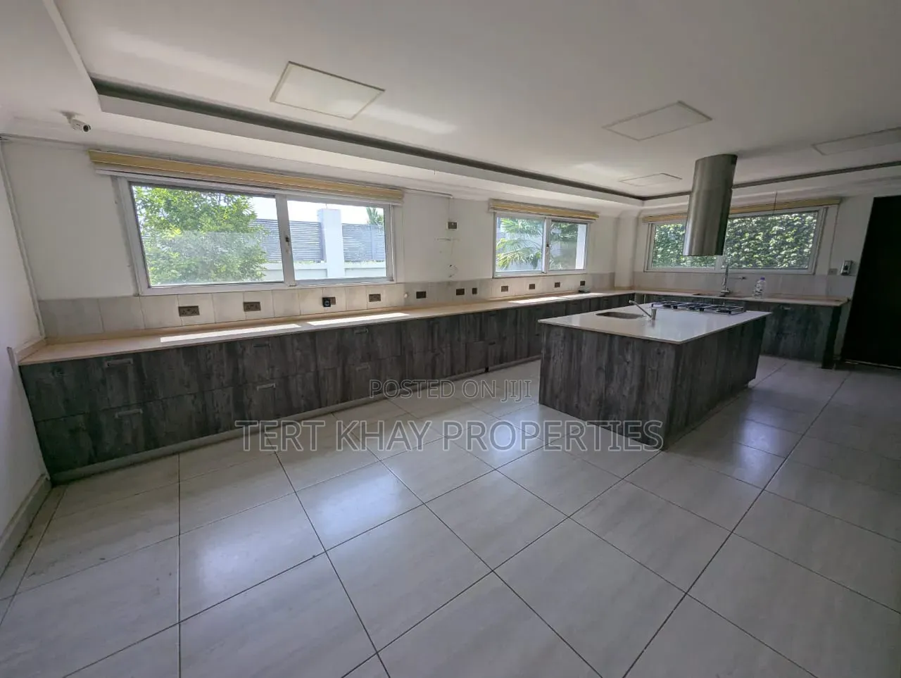 7bdrm Mansion in East Airport, Papaye for sale