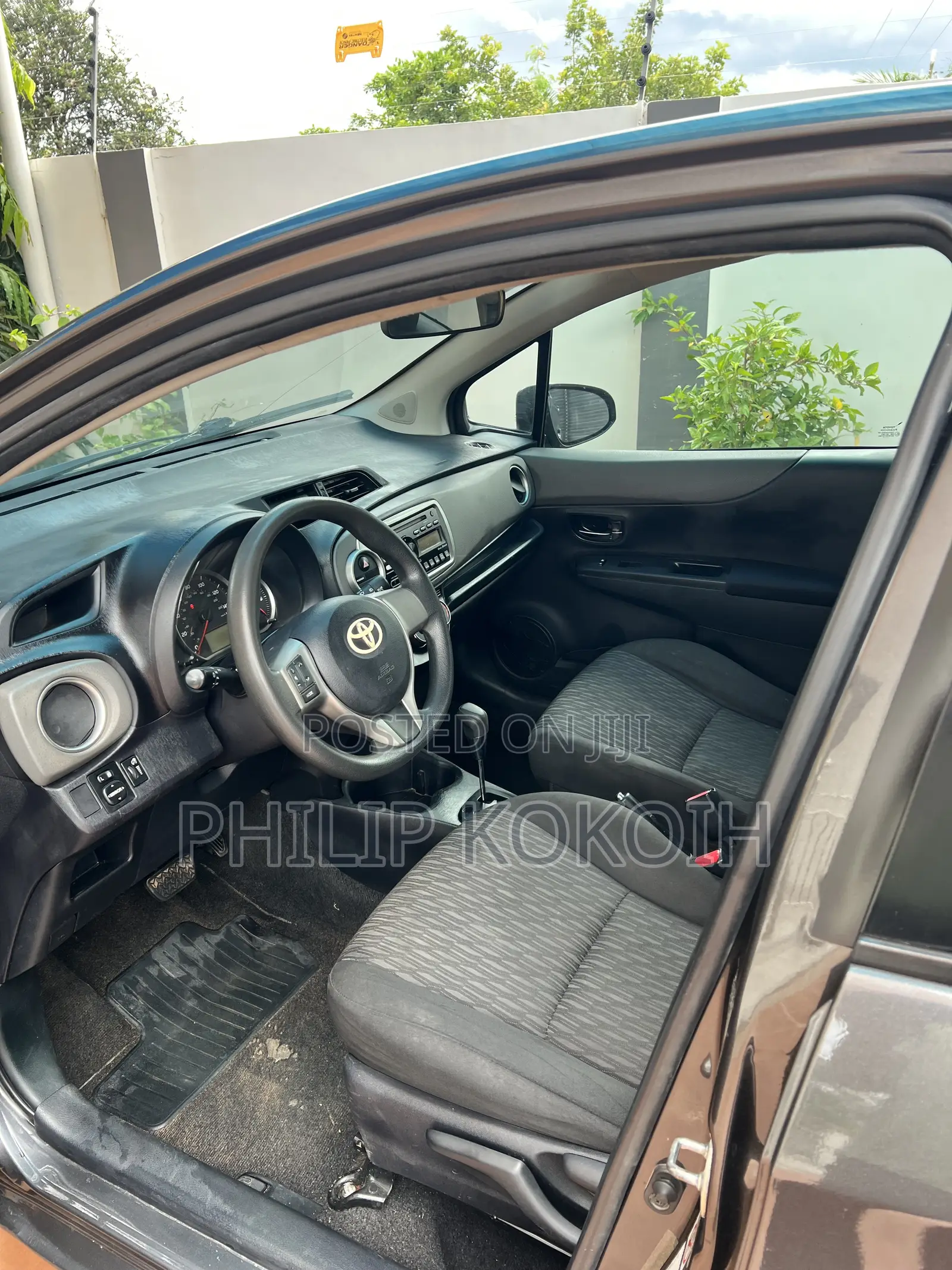 Toyota Yaris LE Hatchback 3dr 2014 Gray