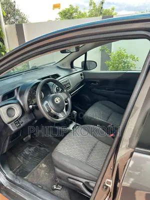 Toyota Yaris LE Hatchback 3dr 2014 Gray