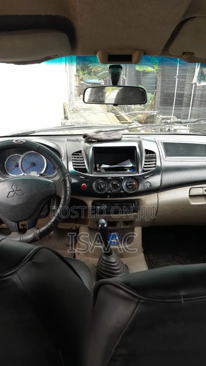 Mitsubishi L200 2011 Black