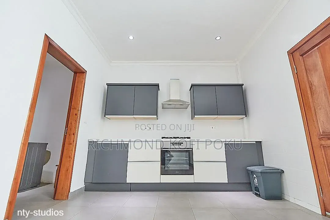 3bdrm Penthouse in Kofi'S Realty, Accra Metropolitan for sale