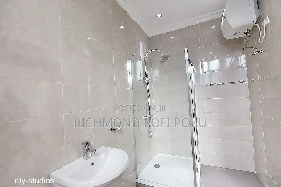 3bdrm Penthouse in Kofi'S Realty, Accra Metropolitan for sale