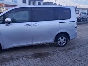 Toyota Voxy 2011 Silver