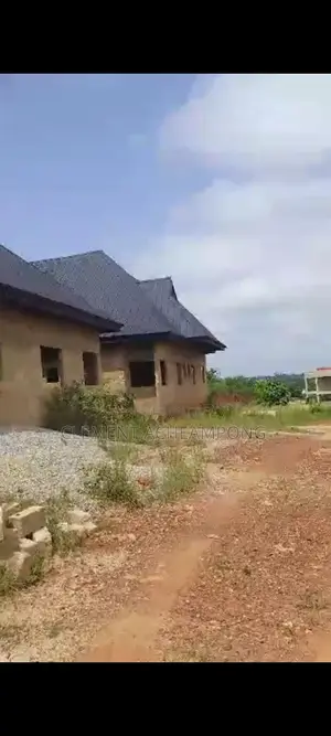 8bdrm Apartment in Sunyani West for sale