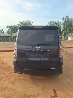 Toyota Voxy 2010 Blue