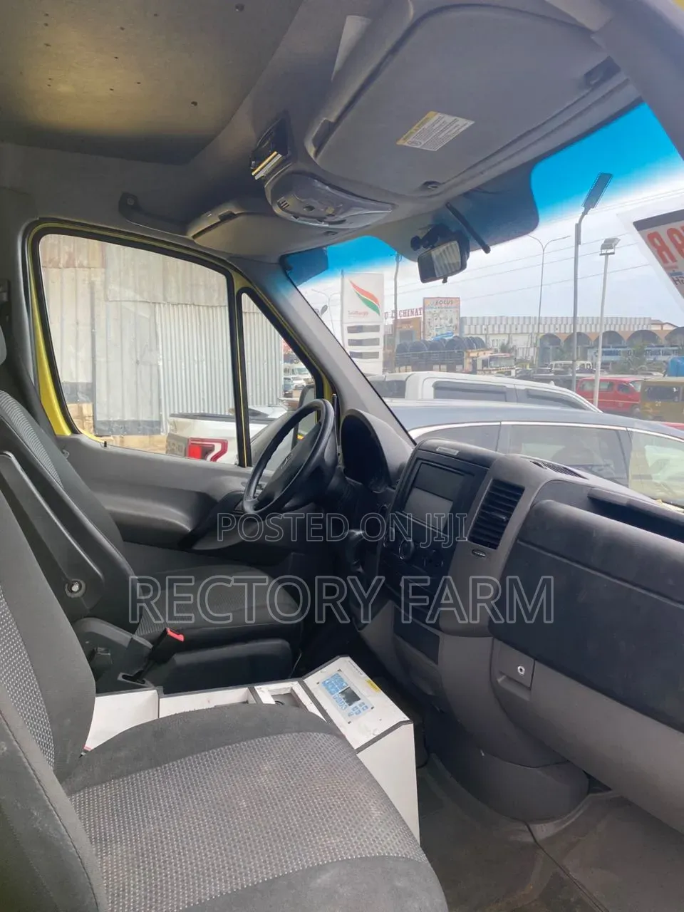 Mercedes-Benz Sprinter 2010 Yellow