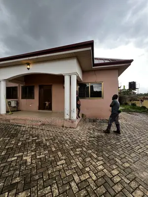 3bdrm House in Lakeside, Ashaley Botwe for rent