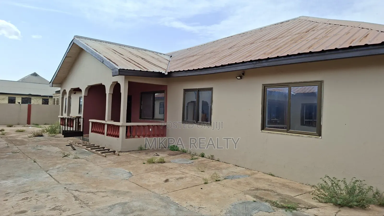 8bdrm Block of Flats in Mkpa Realty, Tamale Municipal for sale