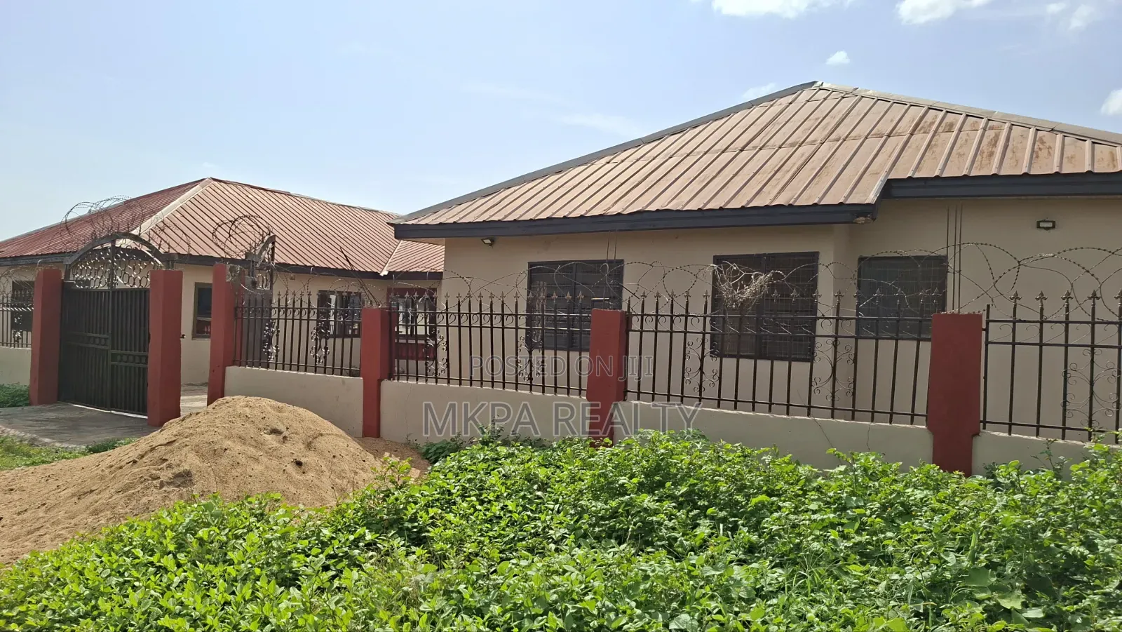 8bdrm Block of Flats in Mkpa Realty, Tamale Municipal for sale