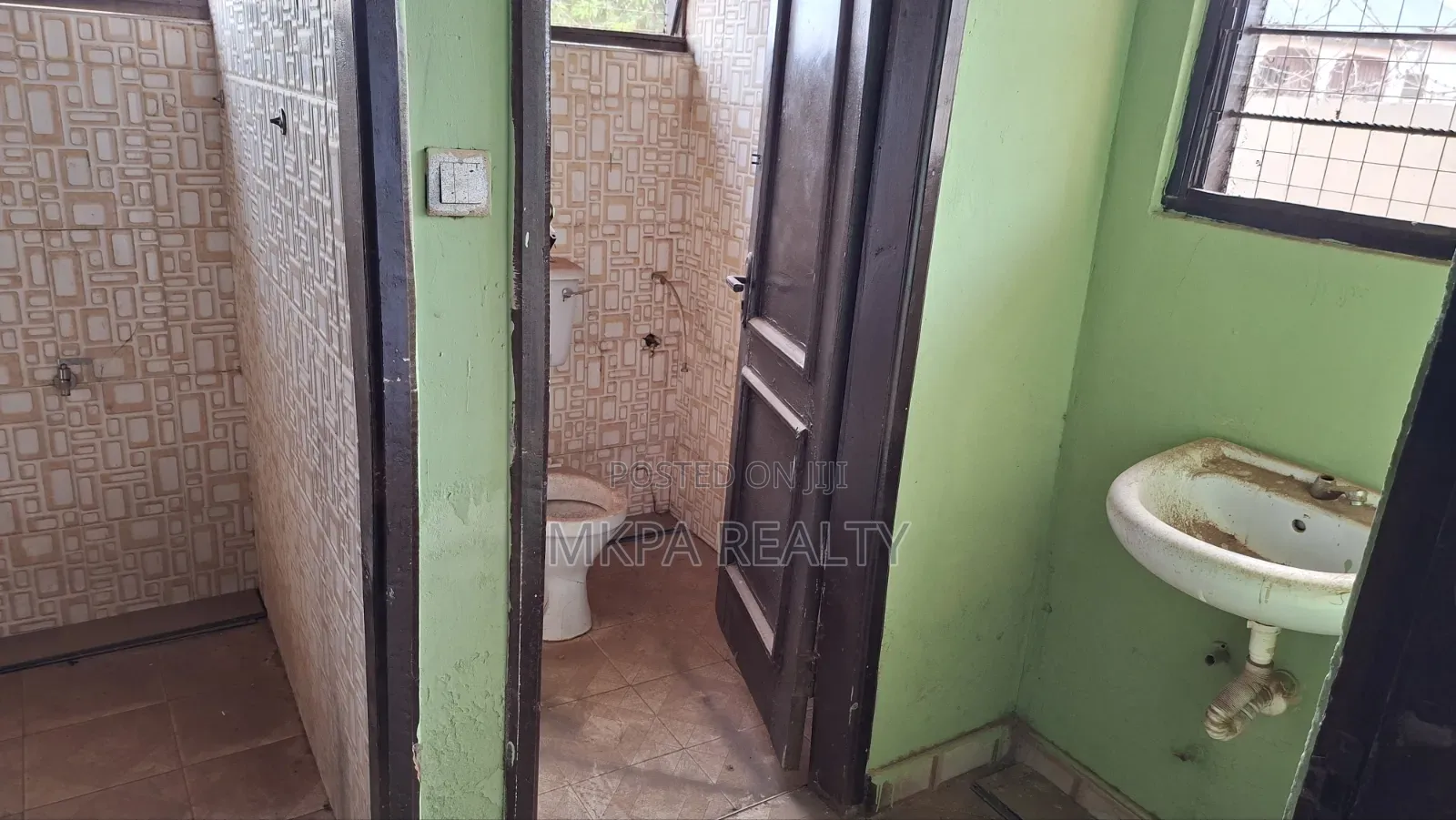 8bdrm Block of Flats in Mkpa Realty, Tamale Municipal for sale