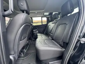 Land Rover Defender SE 2024 Black