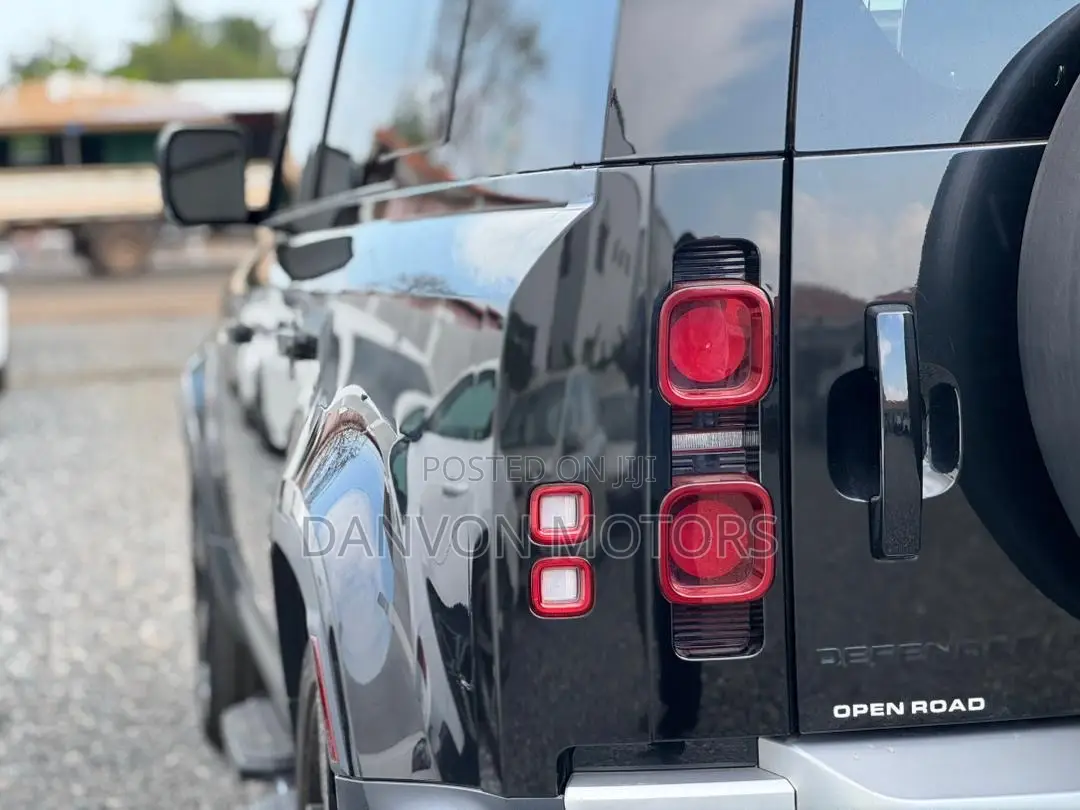 Land Rover Defender SE 2024 Black