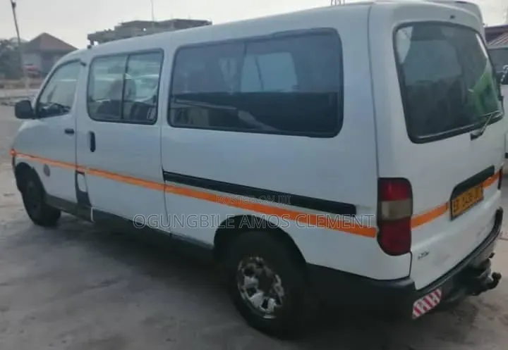 Toyota HiAce 2000 White
