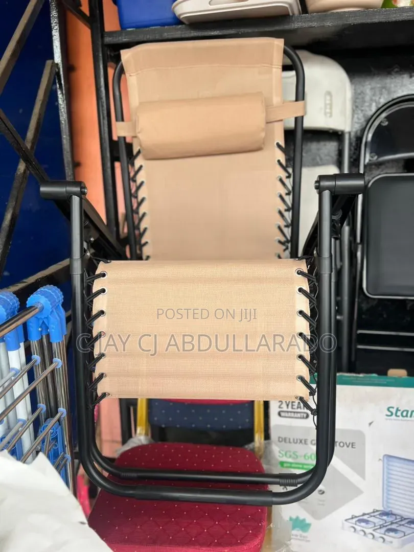 Relaying Folding Chairs With Metal Legs