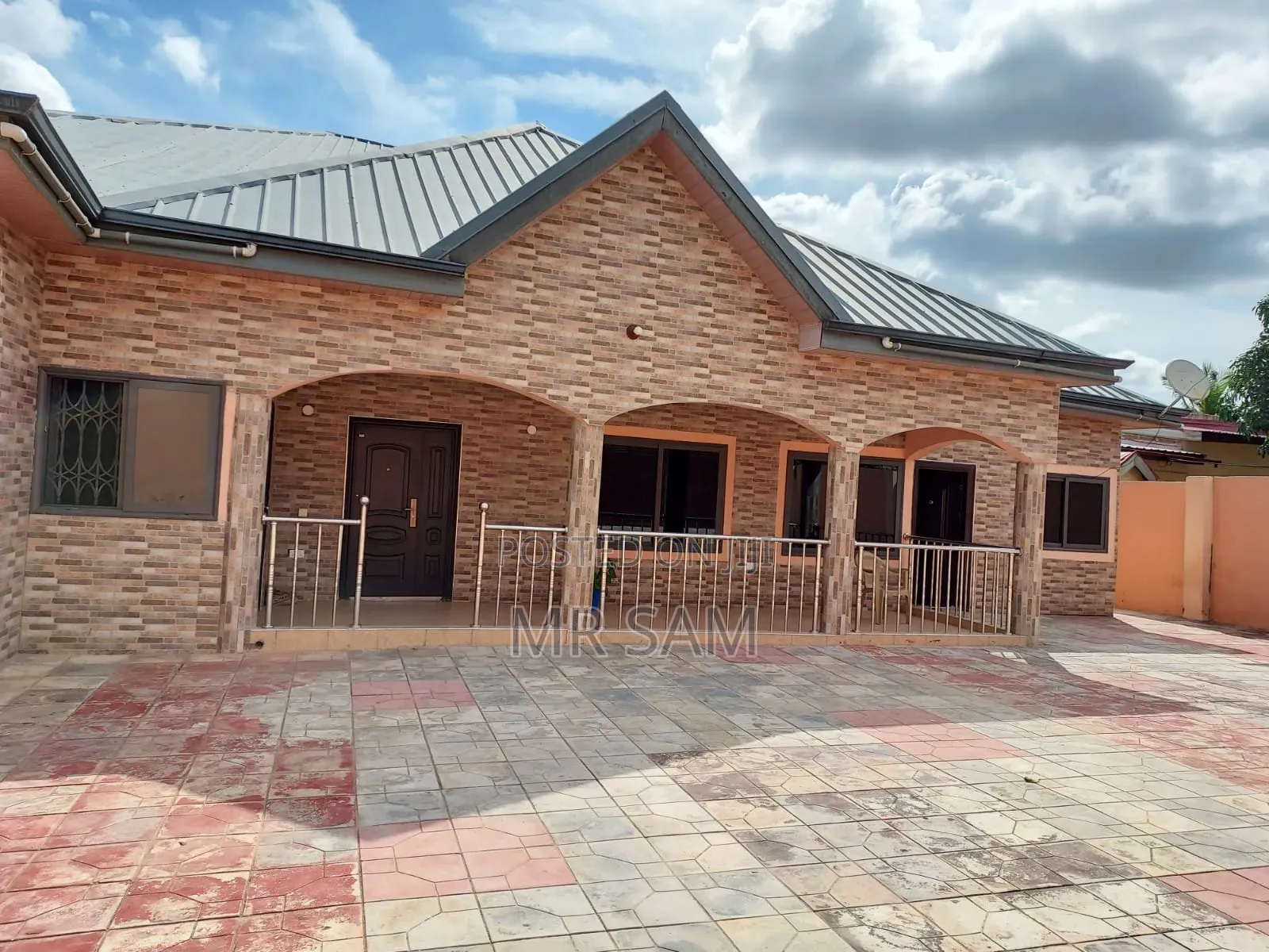 5bdrm House in Ablekuma Odumase, Ga South Municipal for sale