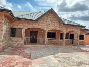 5bdrm House in Ablekuma Odumase, Ga South Municipal for sale